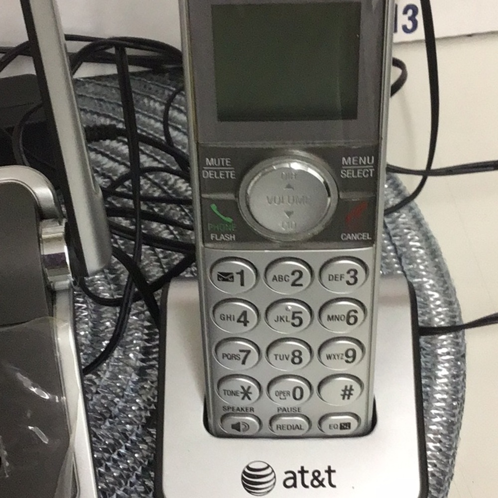 ATT CL 81301 DECT 6.0 CORDLESS PHONE,SILVER/GREY, 3 HANDSETS CALLER ID - Picture 4 of 5